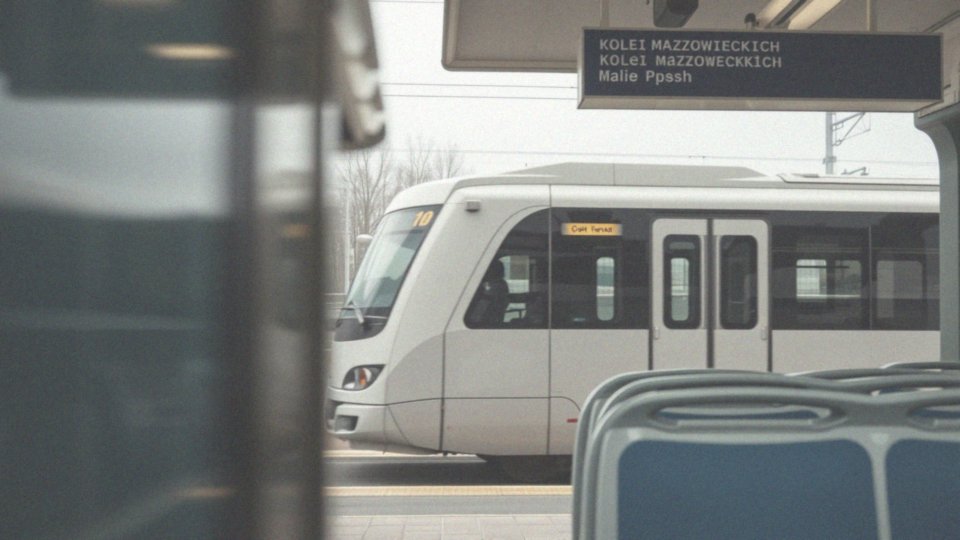 Jak dojechać pociągiem z lotniska Modlin do Warszawy Centralnej?